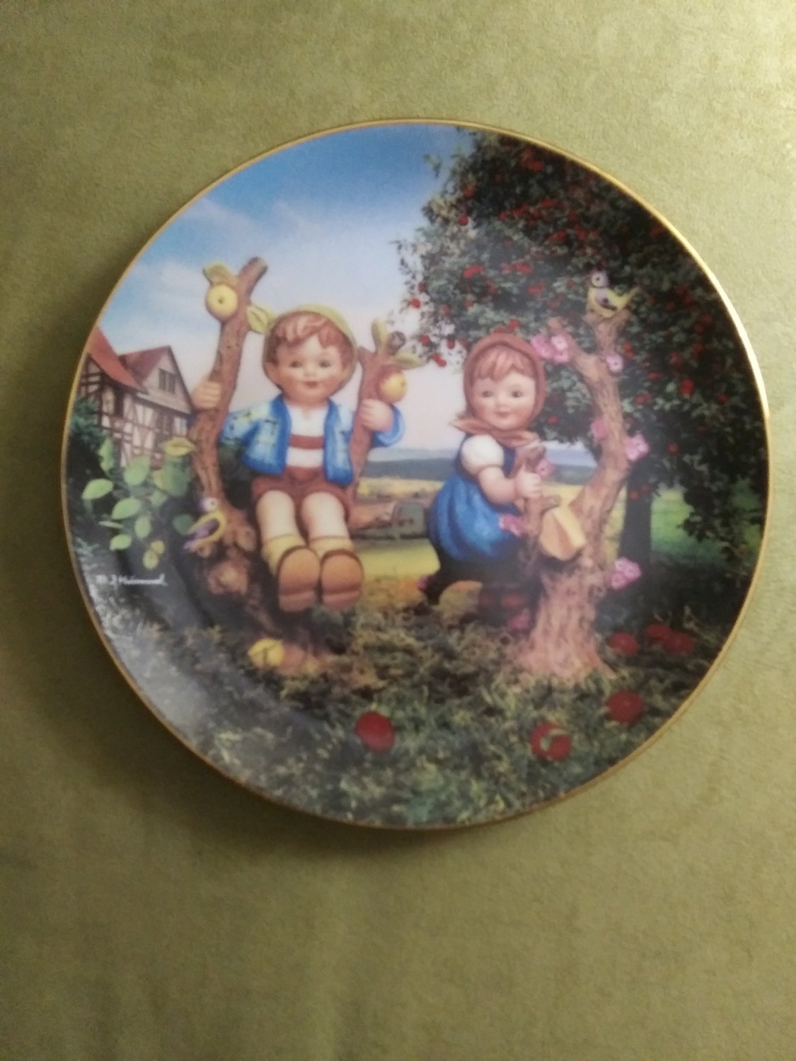 MJ Hummel Apple Tree Boy & Girl Little Companions 23K Gold Trim 8" Plate S6108 Danbury Mint