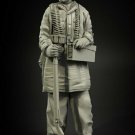 1/35 Resin Figure Model Kit WWII WW2 German Soldier Cleans the Gun Unpainted