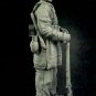 1/35 Resin Figure Model Kit WWII WW2 German Soldier Cleans the Gun Unpainted