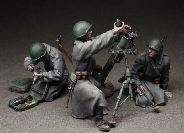 1/35 Resin Figure Model Kit Russian Antitank Team Loading Weapon WWII Soldiers