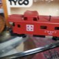 TYCO HO SCALE  IN BOX 8 WHEEL CABOOSE SANTA FE 327J:350 Train Car