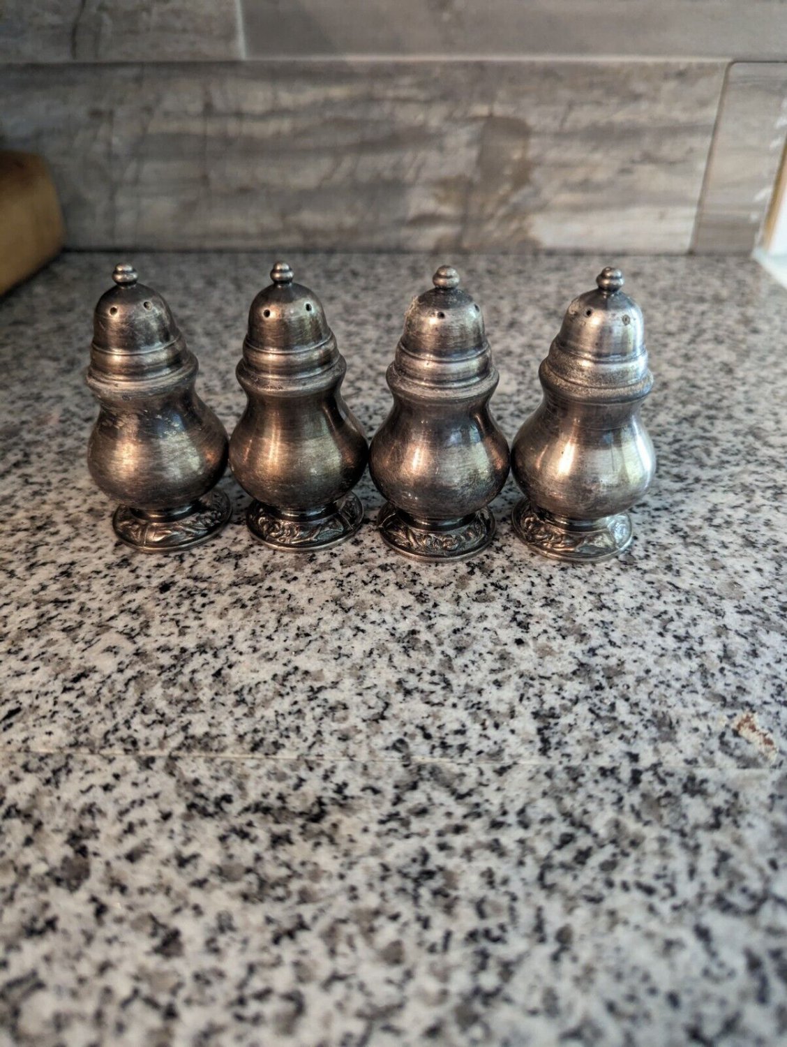 Oneida ltd 51 salt and pepper shakers 4pc original box silver plate