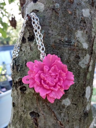 Elegant pink rose pendant necklace