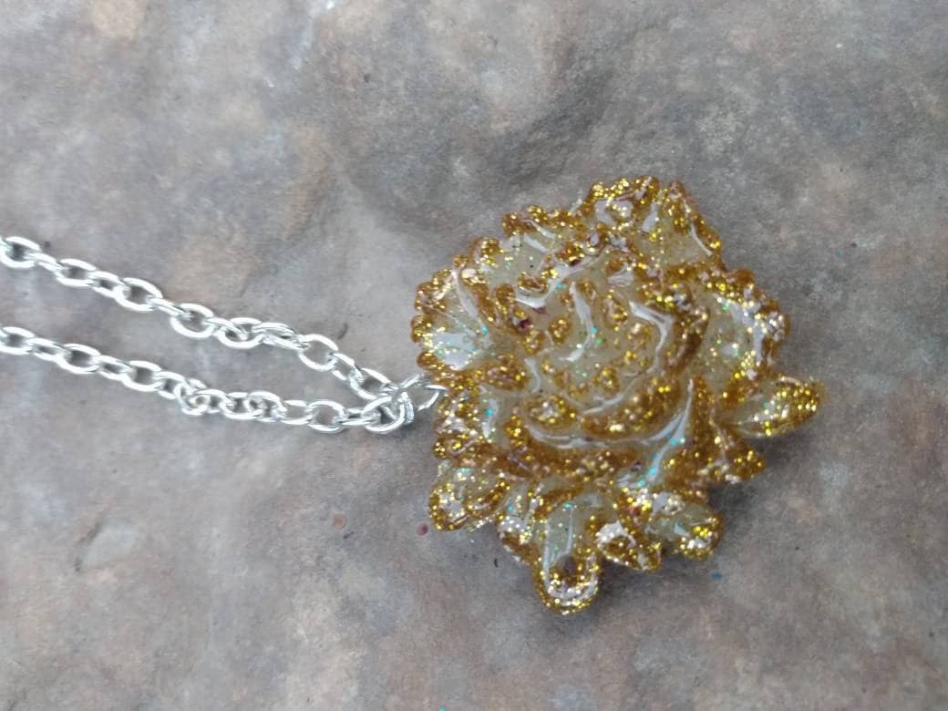White/Gold rose pendant necklace