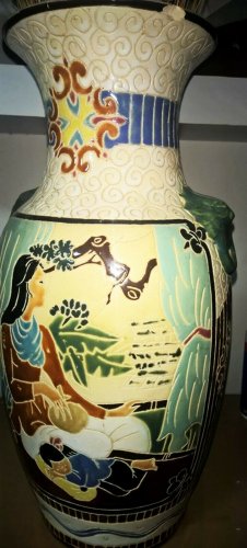 Antique Chinese Vase made of high quality porcelain from the end of the 18th c.