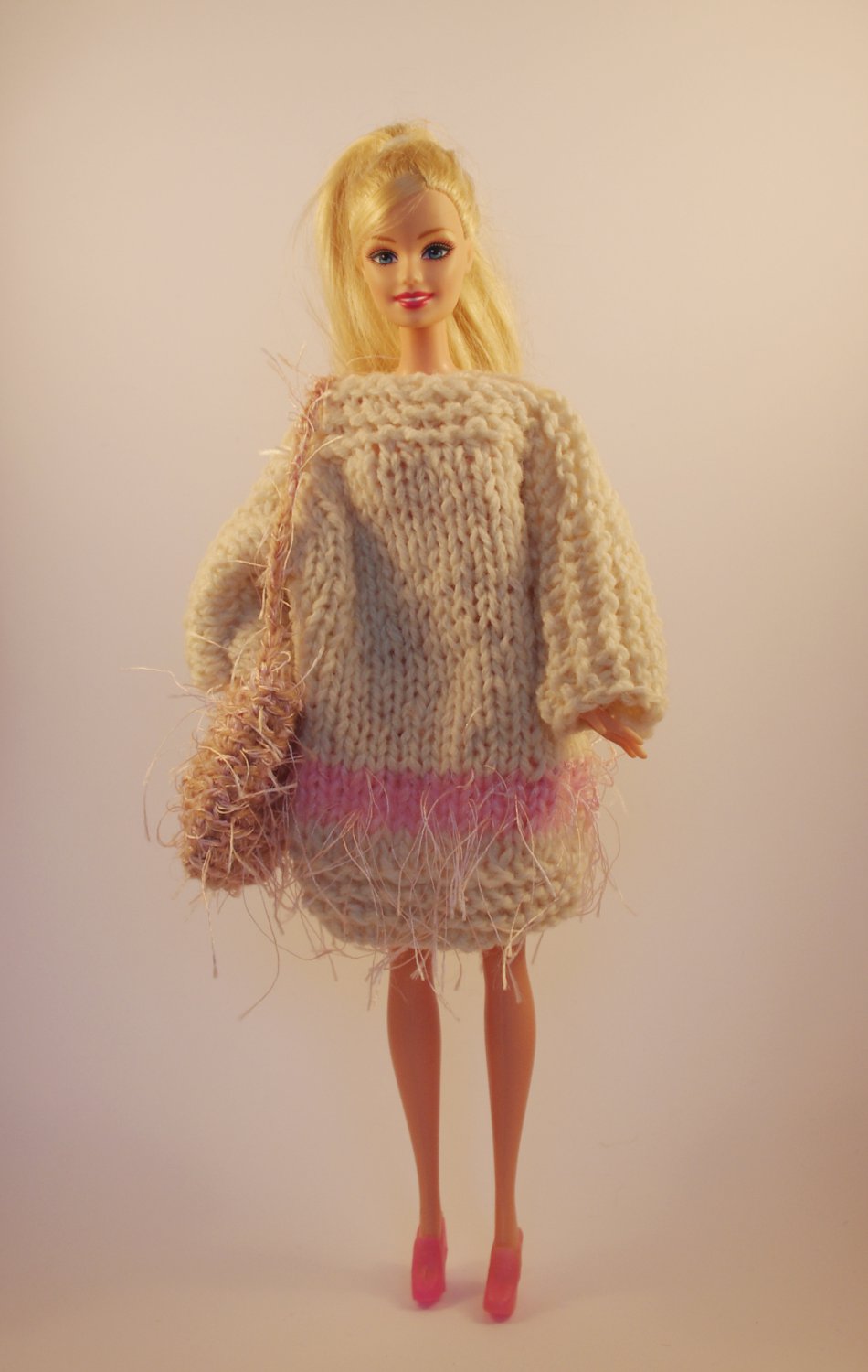 hand knitted oversized outfit+bag for Barbie // cream sweater-dress with a pink bag //GIFT