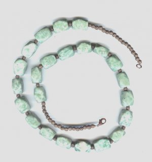 GREEN SERPENTINE NECKLACE
