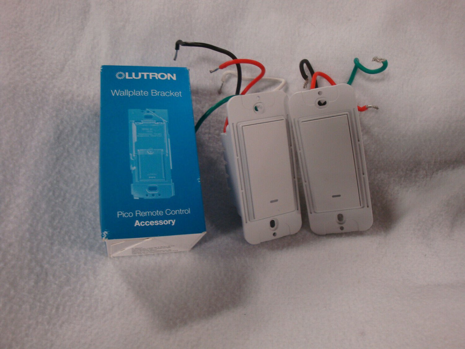 2x Wi-FiLight Switches + 1 Wall Bracket