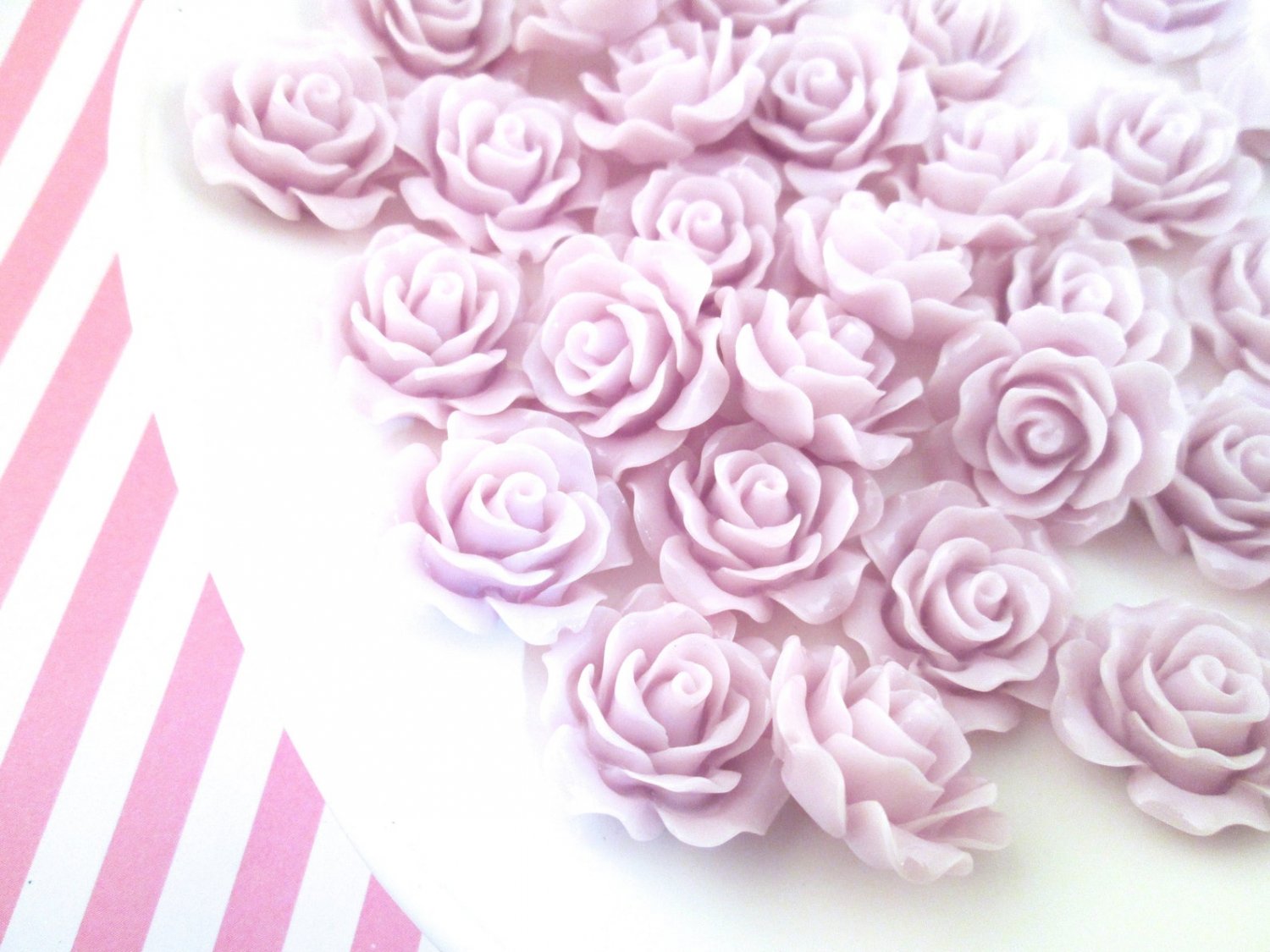 10 Pale Lavender 20mm Resin Rose Cabochons