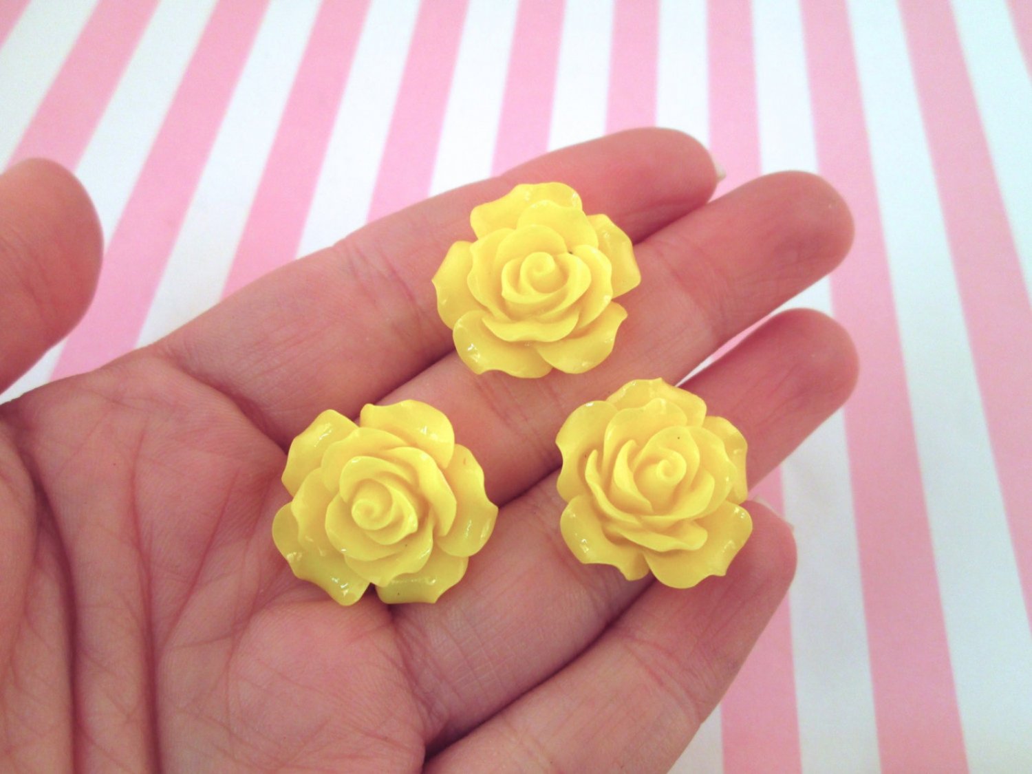 10 Yellow Rose Cabochons 20mm