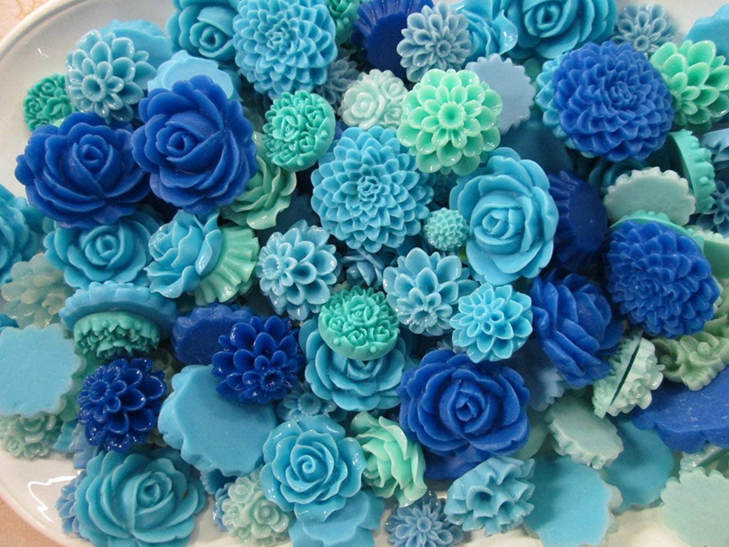 25 Piece Blue Mix Flower Cabochons Grab Bag 25pc Roses Mums (DESTASH SALE) F673