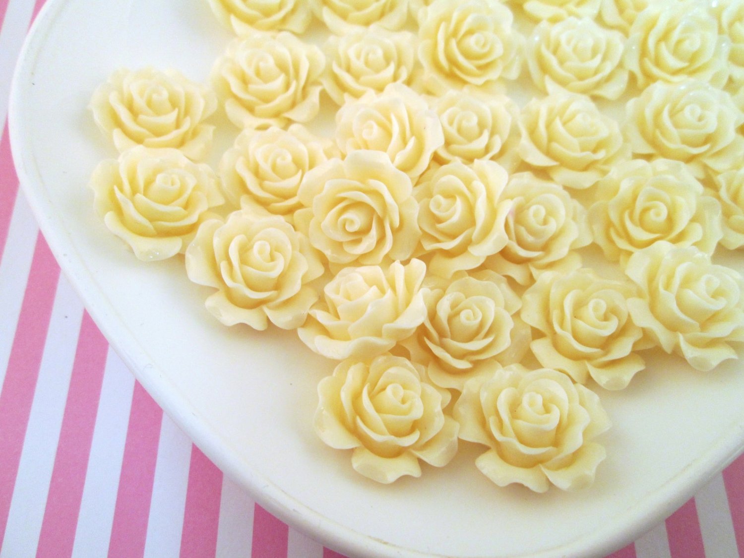 10 Ivory Rose Cabochons 20mm