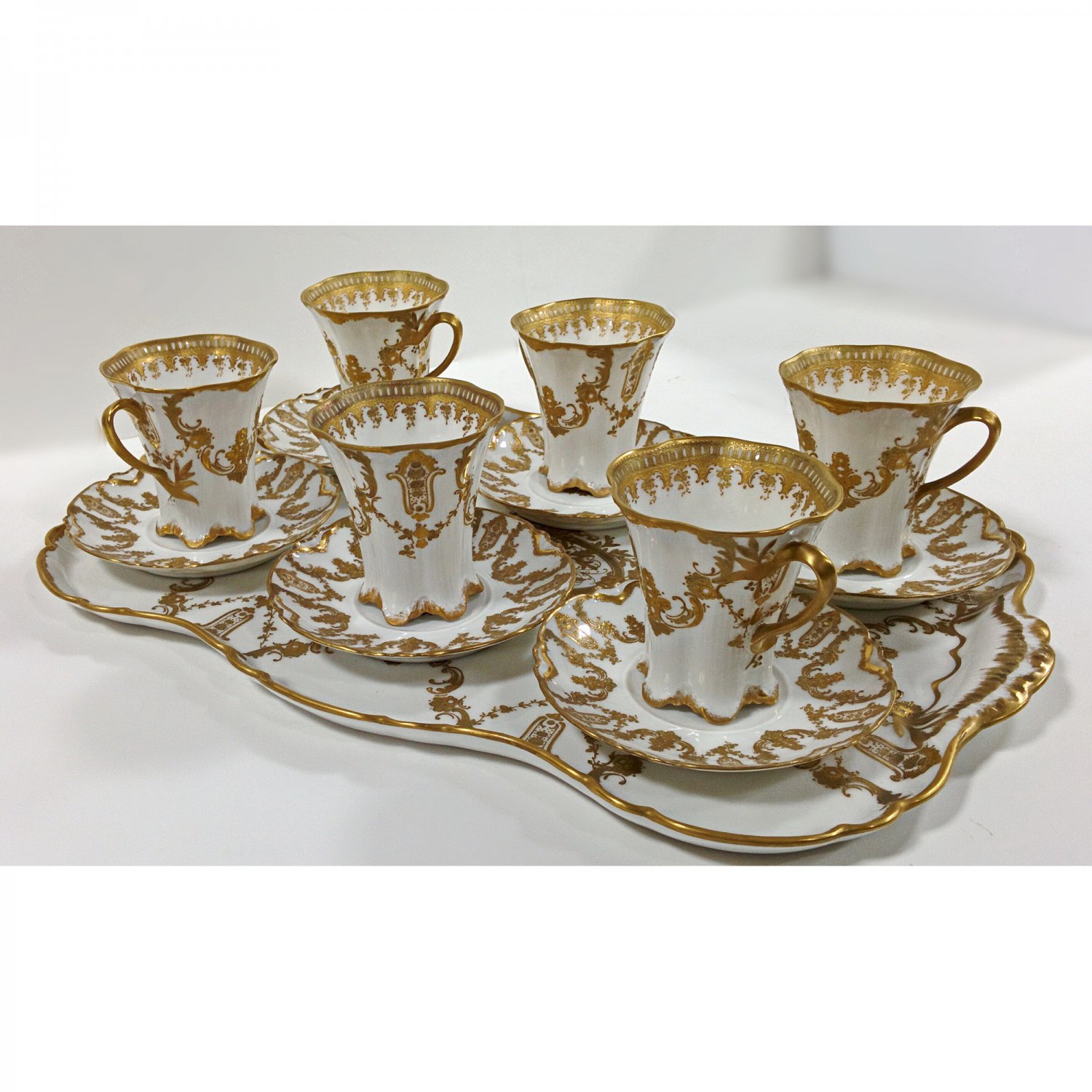 Set of 6 cups and saucers on a tray