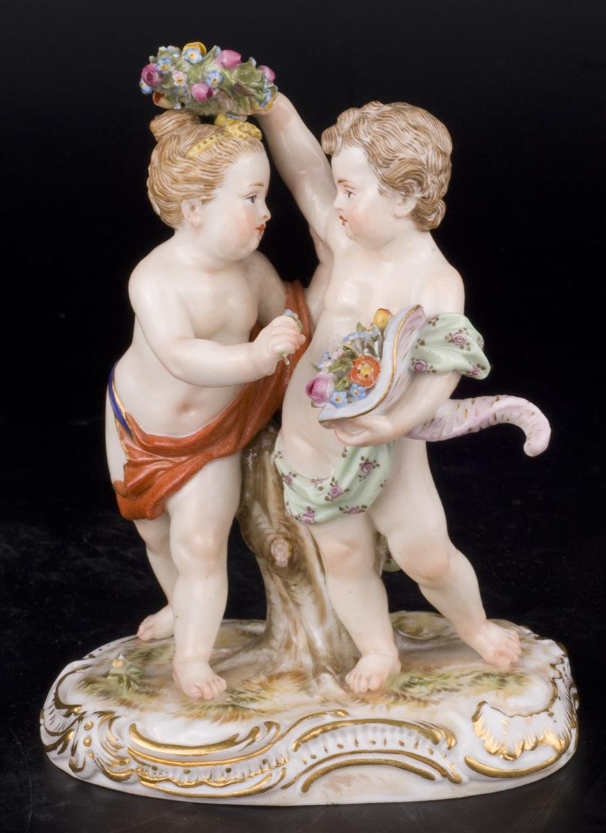 Decor Art Germany Meissen Figurine Two putti Putting a wreath on a girl