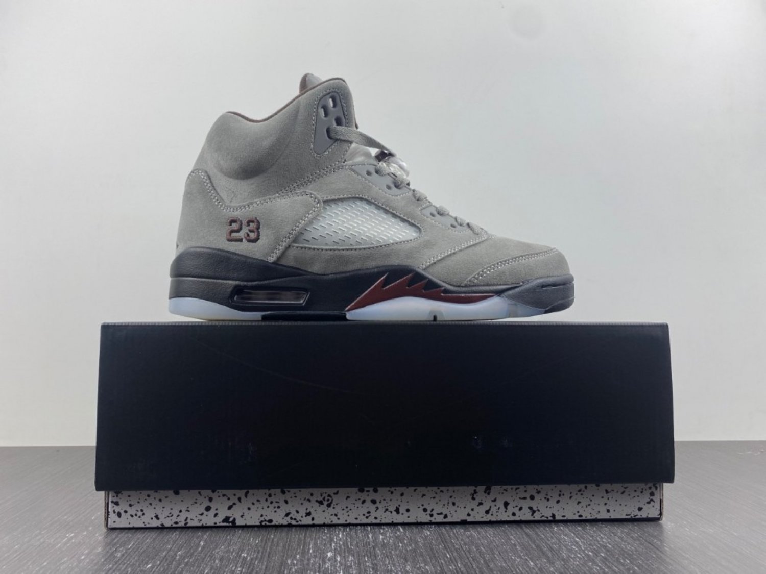 A Ma Mani&Atilde;&copy;re X Air Jordan 5 Light Bone Black Burgundy Crush
