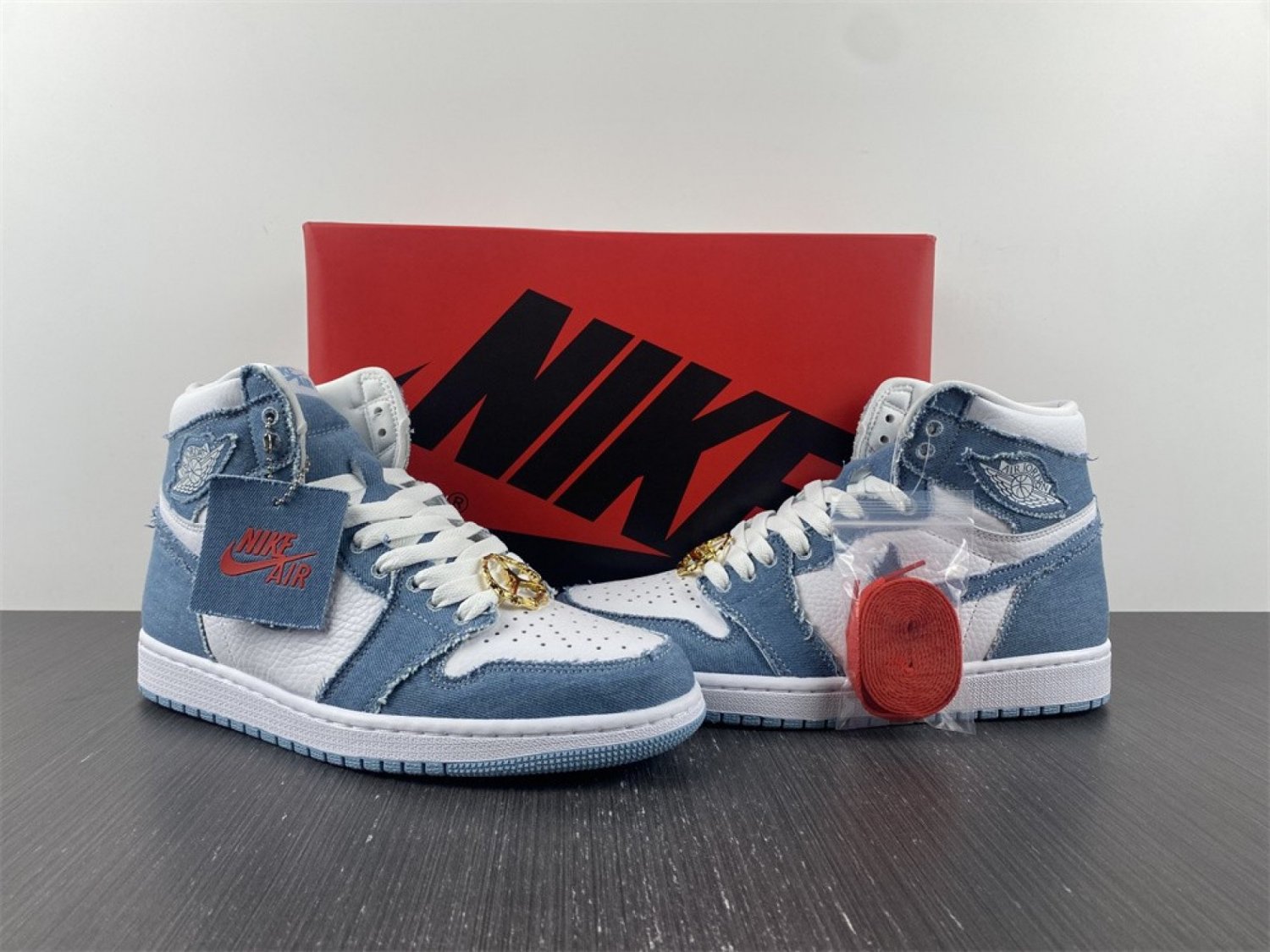 Air Jordan 1 High OG &acirc;��Denim&acirc;�� WhiteWorn Blue-Metallic Gold