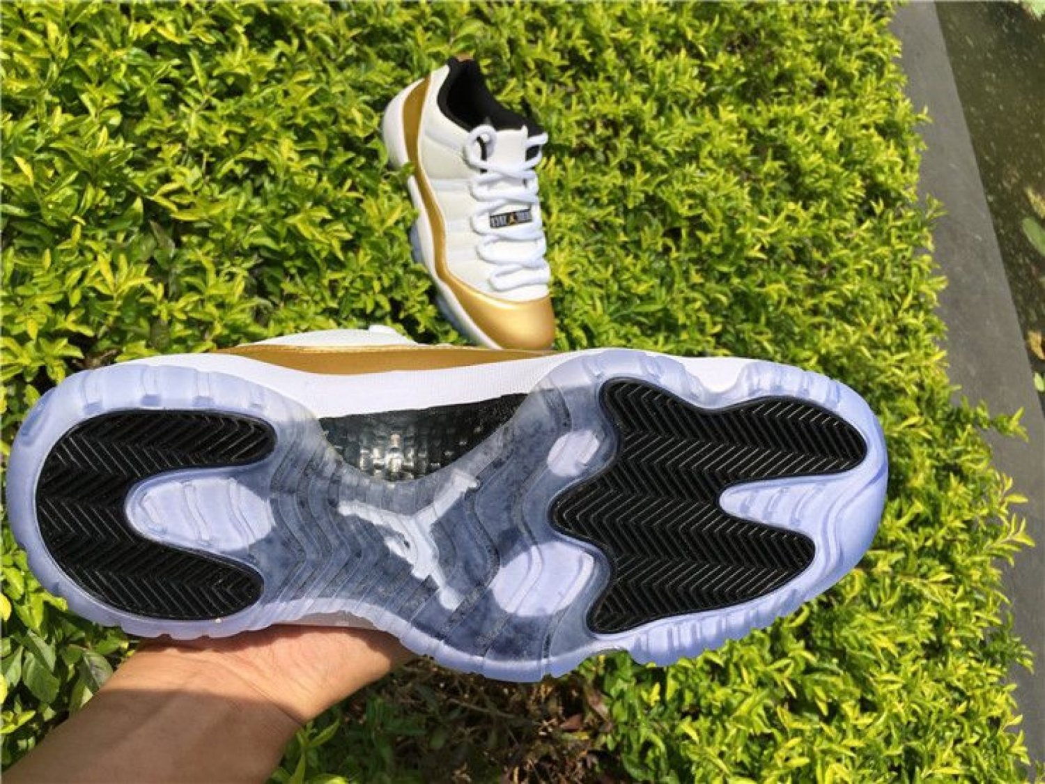 Air Jordan 11 Retro Low &acirc;��Closing Ceremony&acirc;�� WhiteMetallic Gold