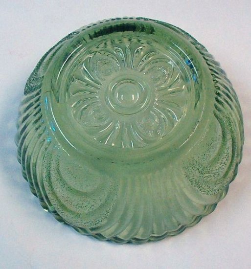 Green Glass Berry Bowl Swirl and Ribbed Design Vintage in Exc Condition