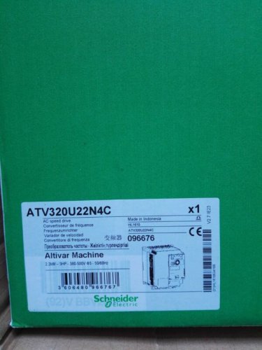 SCHNEIDER ATV320U22N4C NEW IN BOX 1PCS