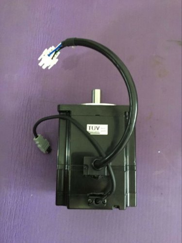 YASKAWA AC SERVO MOTOR SGMPH-15AAA21  NEW ORIGINAL SGMPH15AAA21