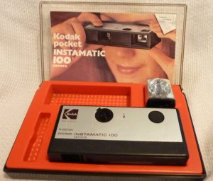 VINTAGE 1960&acirc;��s KODAK INSTAMATIC 100 CAMERA with CASE