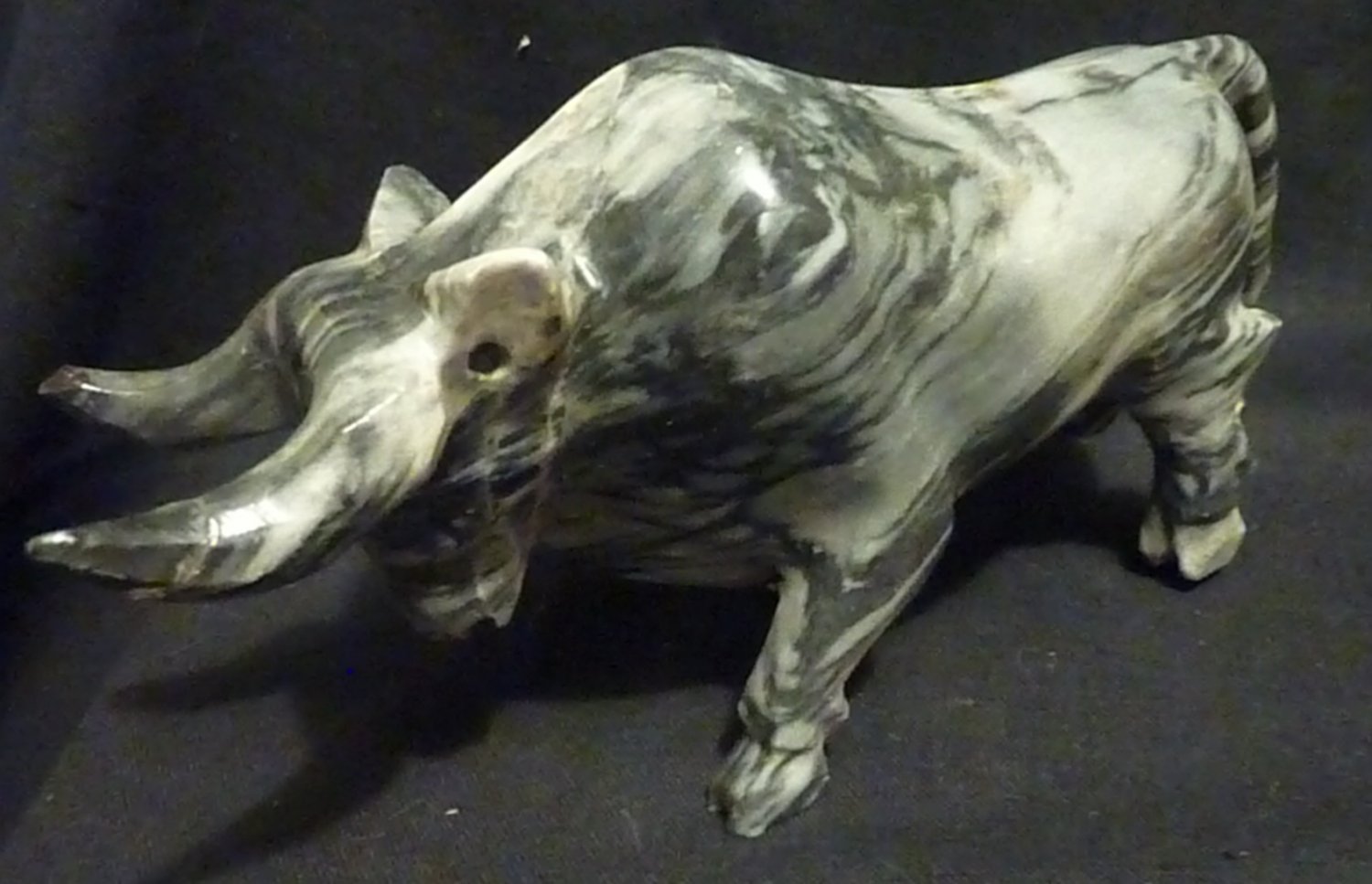 Beautiful Bull Figurine carved in Onyx 9 1/4" long x 4 5/8" high
