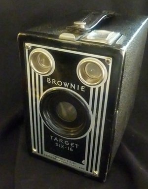 Antique Target BROWNIE Six-16 Camera  (1938-1942) - USA