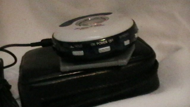 Audio Logic mobile FM87 5-108MHz (Walkman w/ear buds)