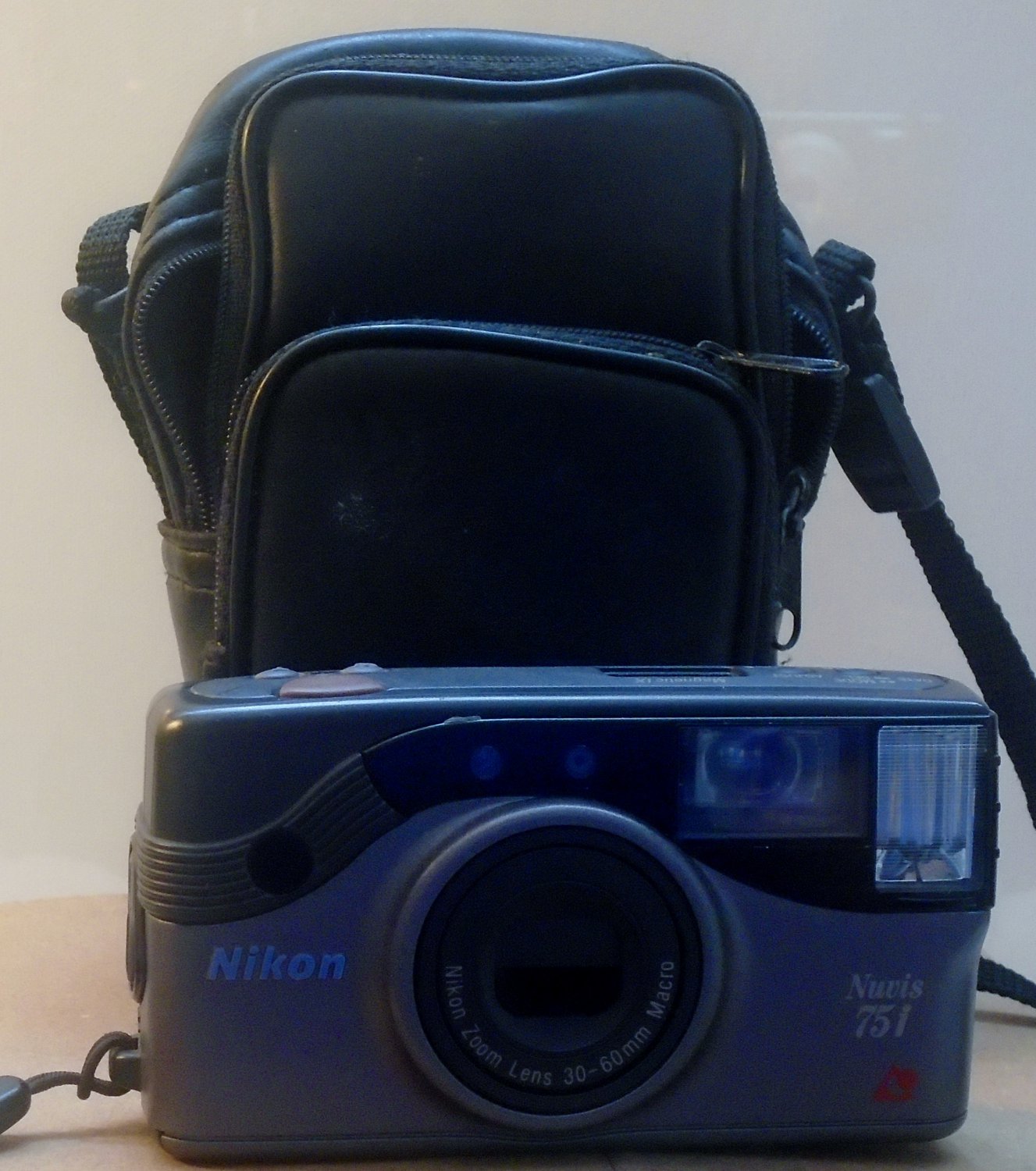 Nikon Nuvis 75i APS Compact Point and Shoot Camera with case