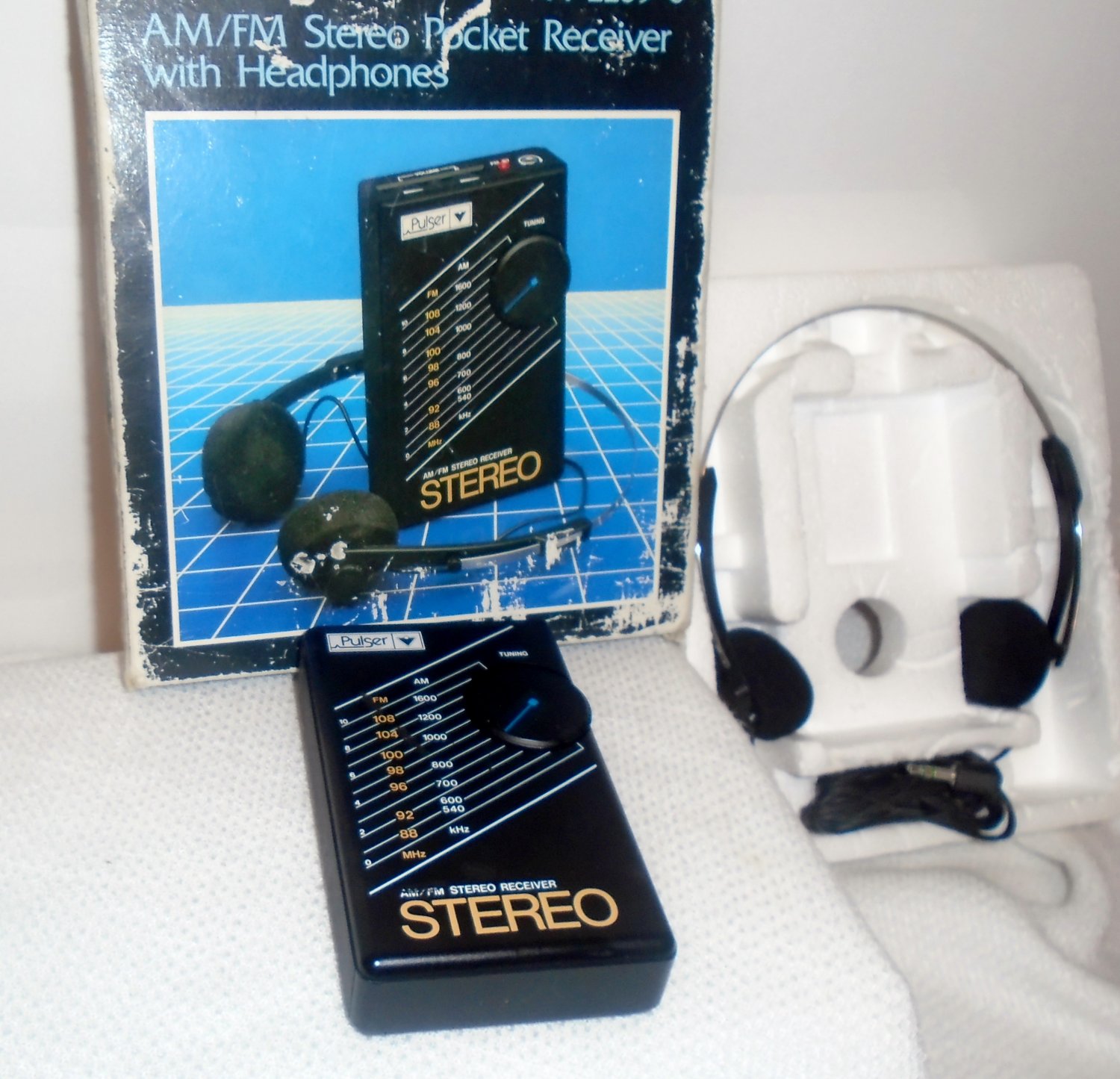 Pulser Radio AM/FM 44-2209-0 Stereo Pocket Receiver with Headphones