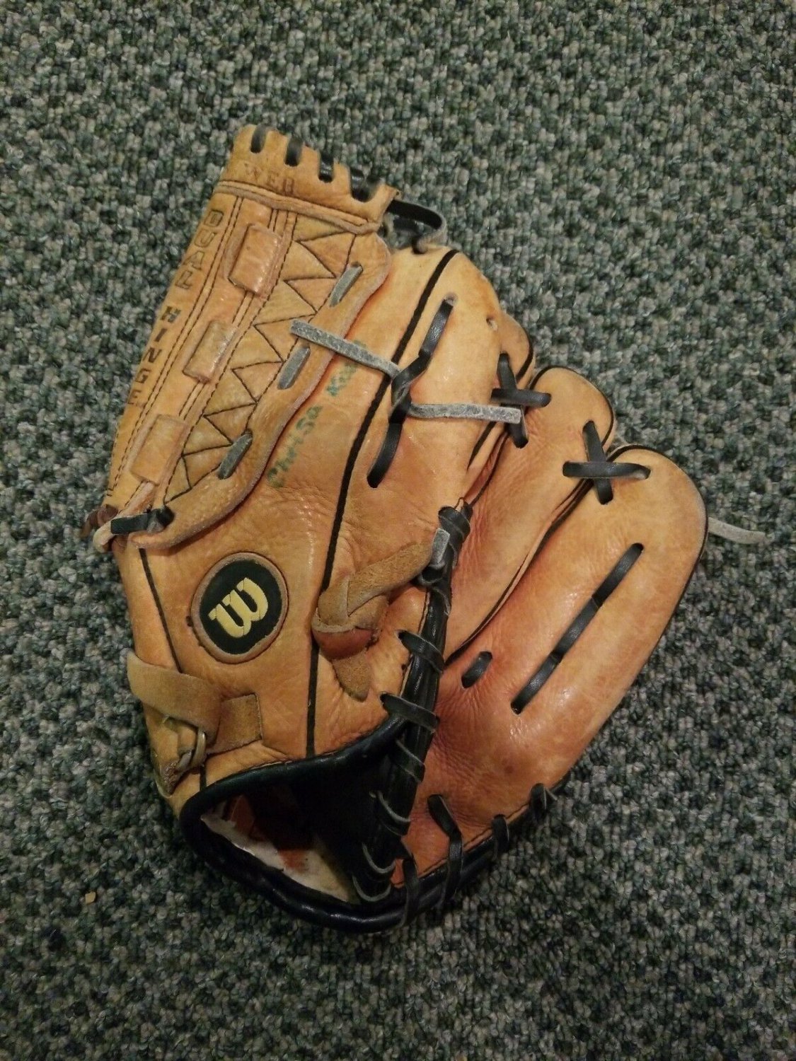 Wilson A2483 11&acirc;�� Baseball Softball Soft Leather Dual Hinge Glove RHT