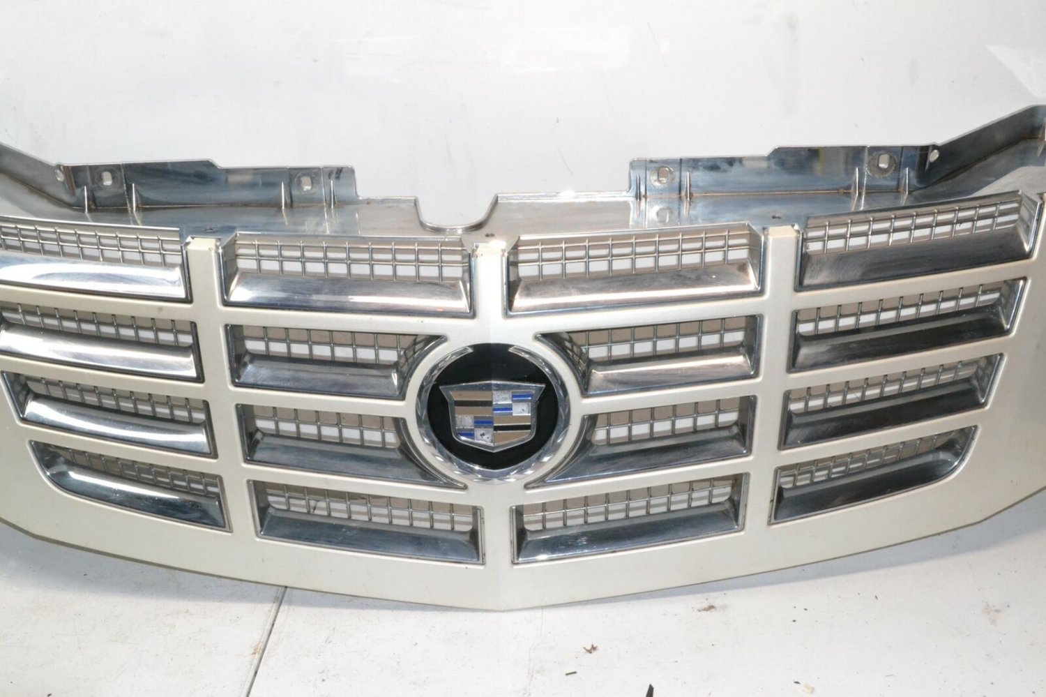 20072014 CADILLAC ESCALADE FRONT GRILLE ASSEMBLY (OEM) 25778367
