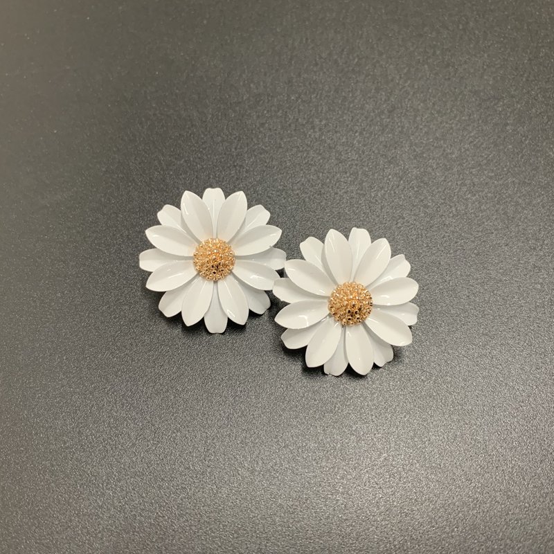 White Daisy Studs | TopStunning