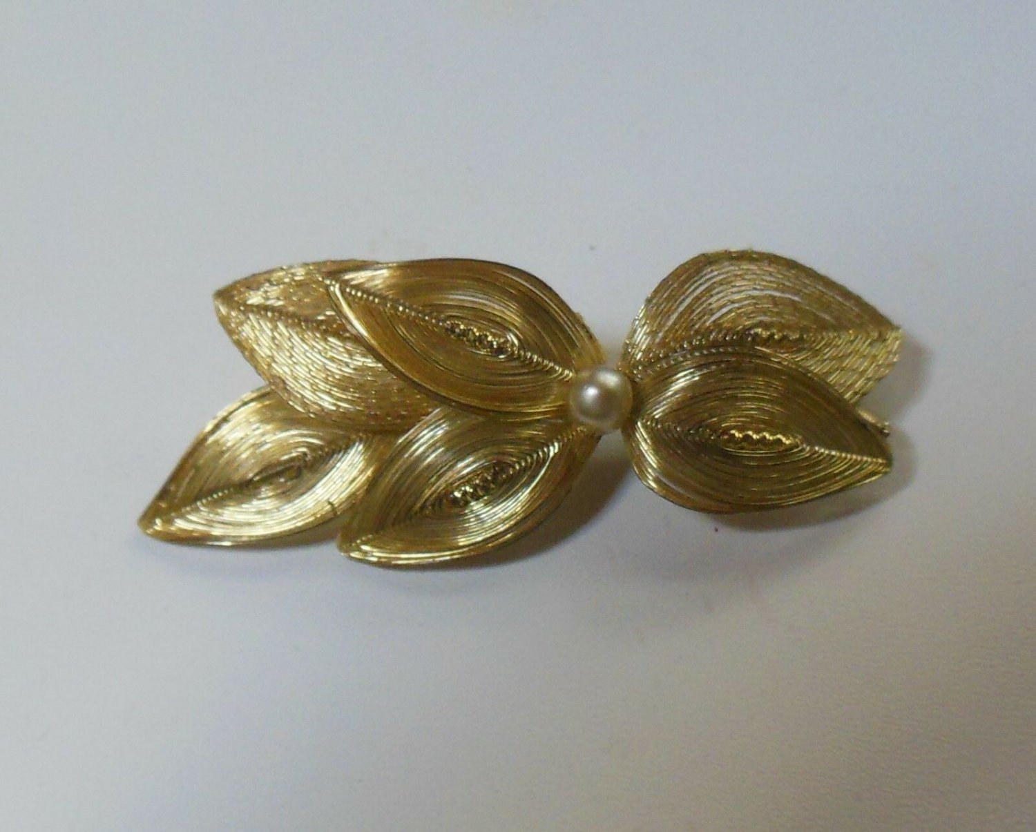 Vintage Unsigned Gold Tone Wire Leaves WFaux Pearl Center Brooch Delicate Design
