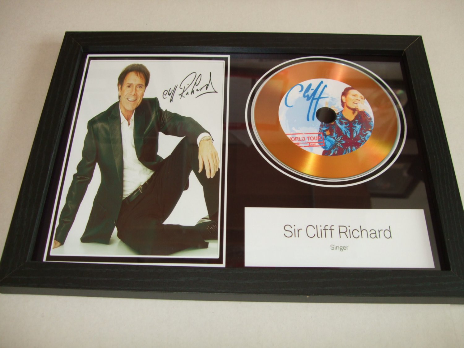 cliff richards     signed disc