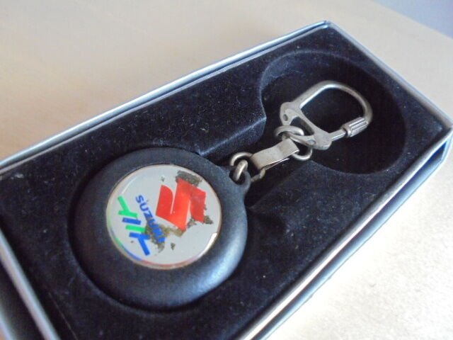 SUZUKI KEYCHAIN IN SILVER 800 AND WOOD FROM 1980s ORIGINAL