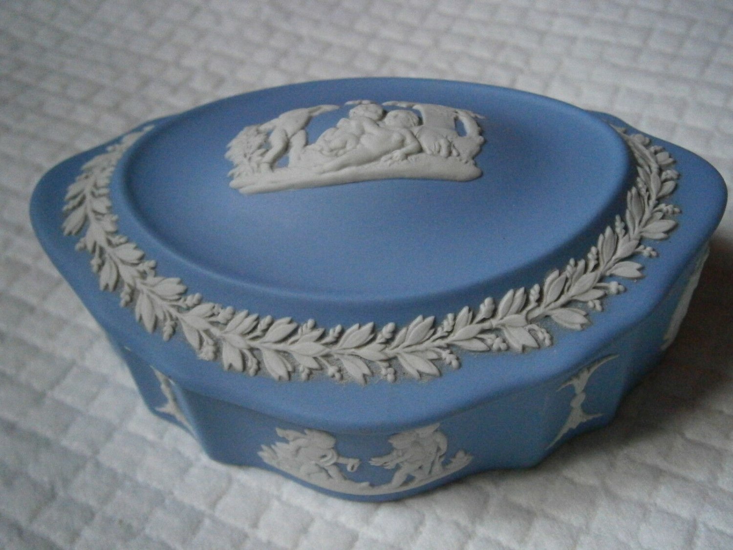 WEDGWOOD BOX in fine ceramic blue color Original oval measures approx cm 11x8x5