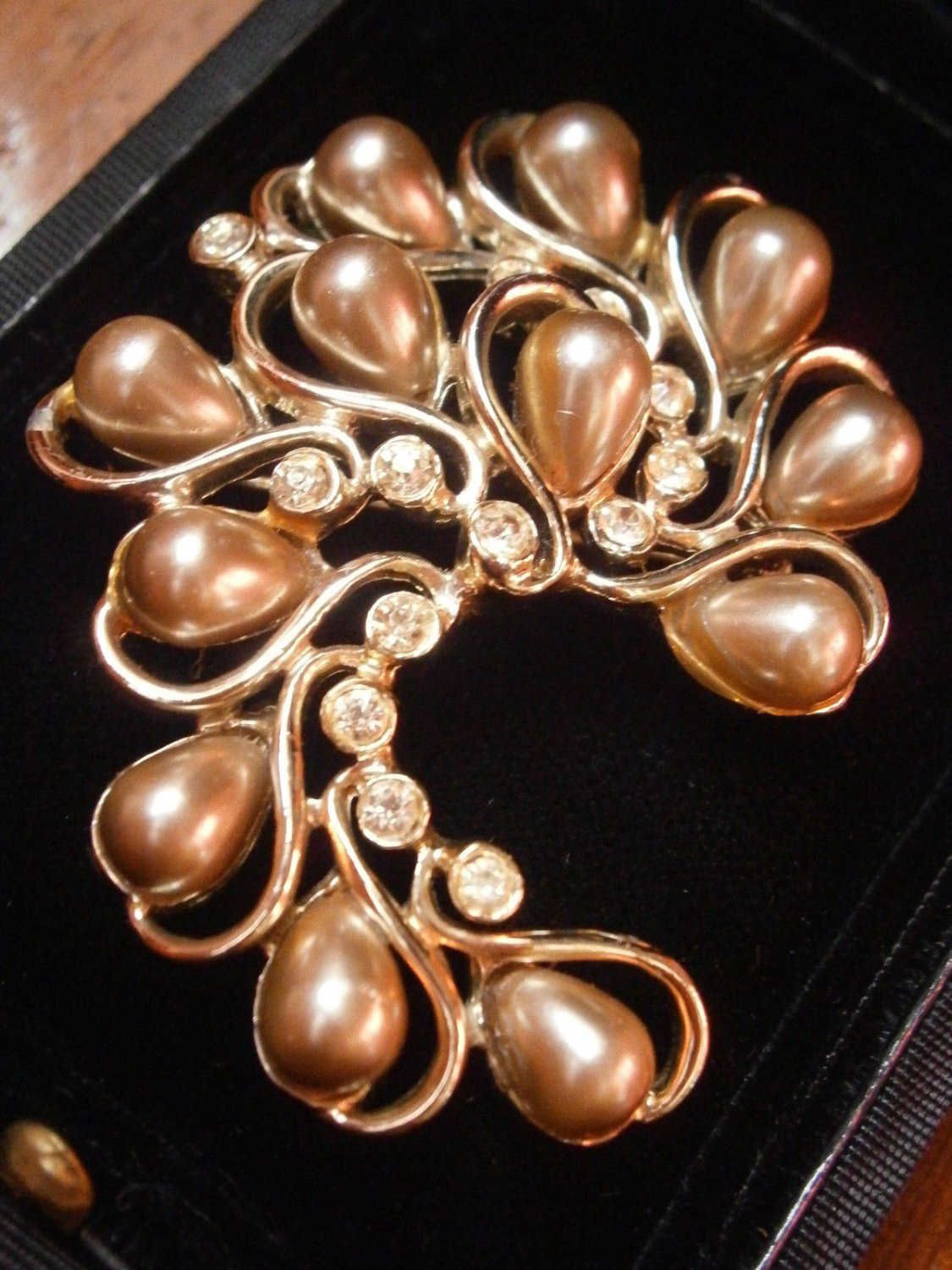 SARAH COVENTRY gold plated brooch with PEARLS and Swarovski crystals Original