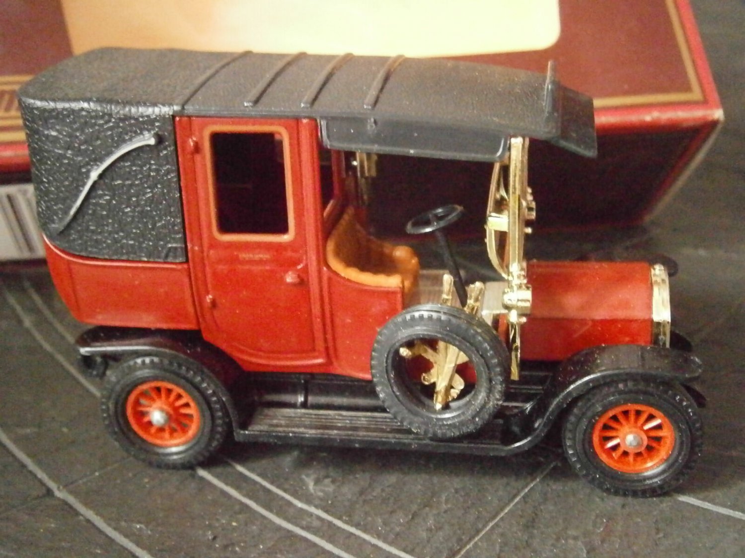 MATCHBOX Models YESTERYEAR UNIC Taxi car 1907 Y-28 Original edition 1984 in gift box