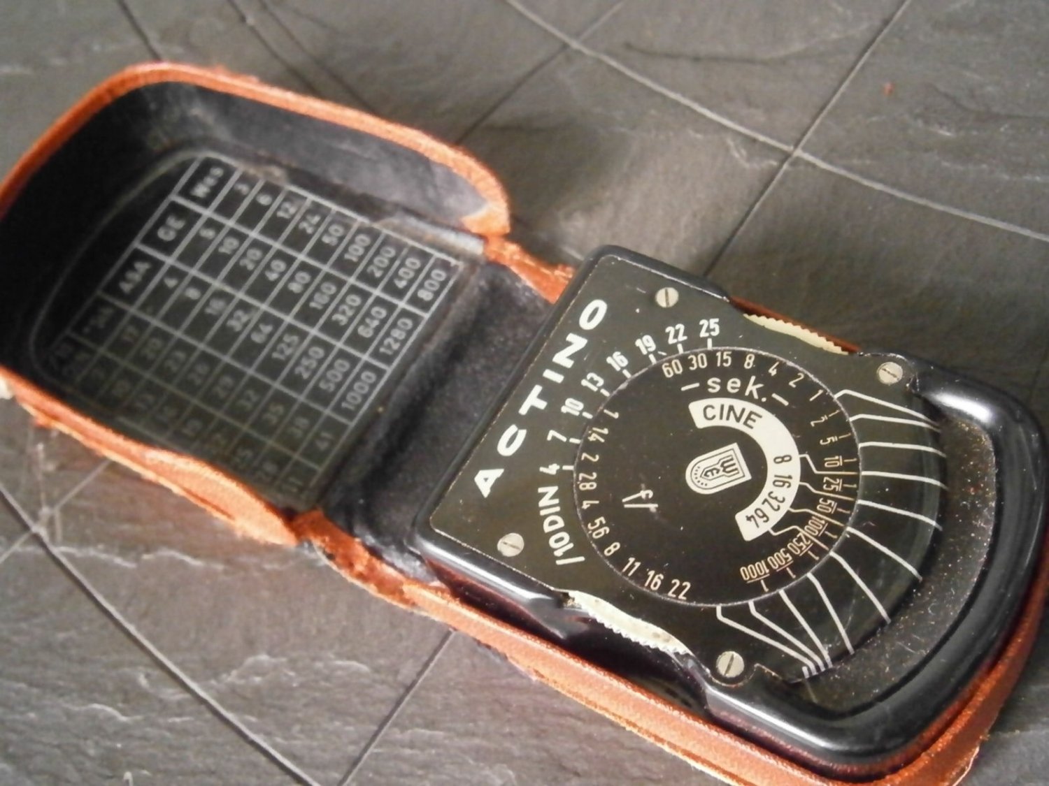 Exposure calculator ACTINO CINE light meter in metal Original 1950s working