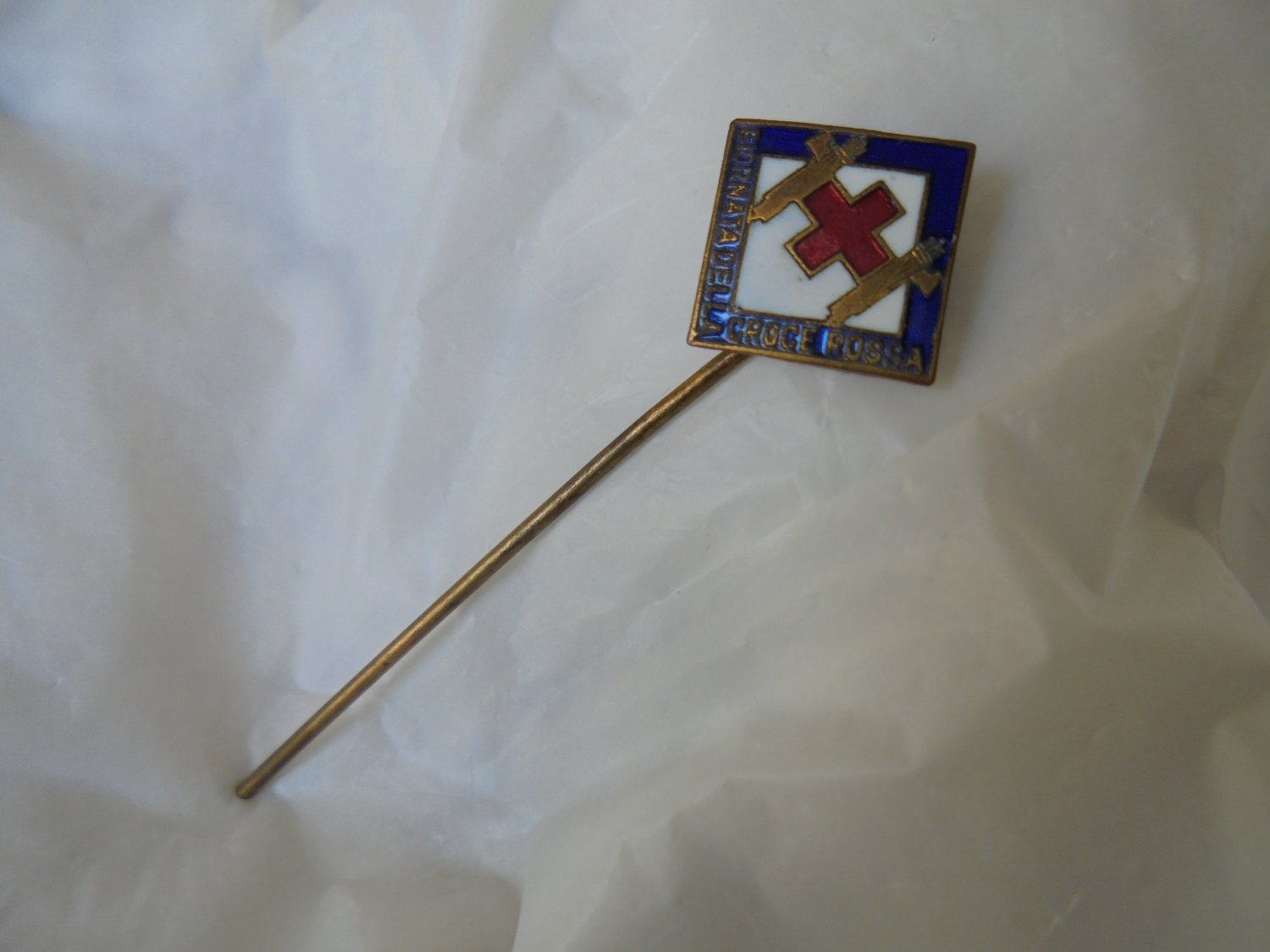 BRONZE pin brooch of the RED CROSS for the Day of the Red Cross Original 1940s