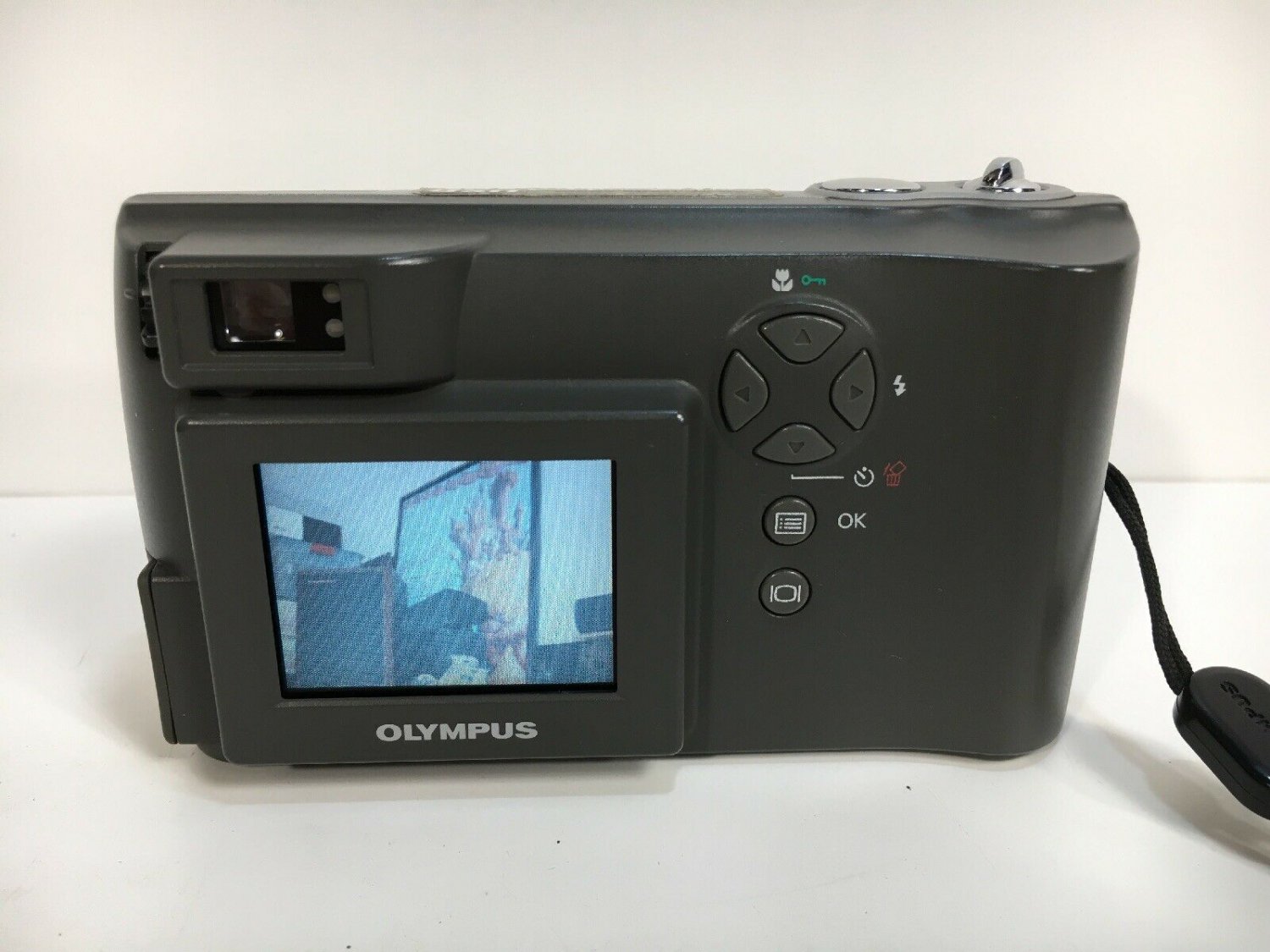 Olympus CAMEDIA D510 Zoom 2.1MP Digital Camera Silver, 16MB Smart