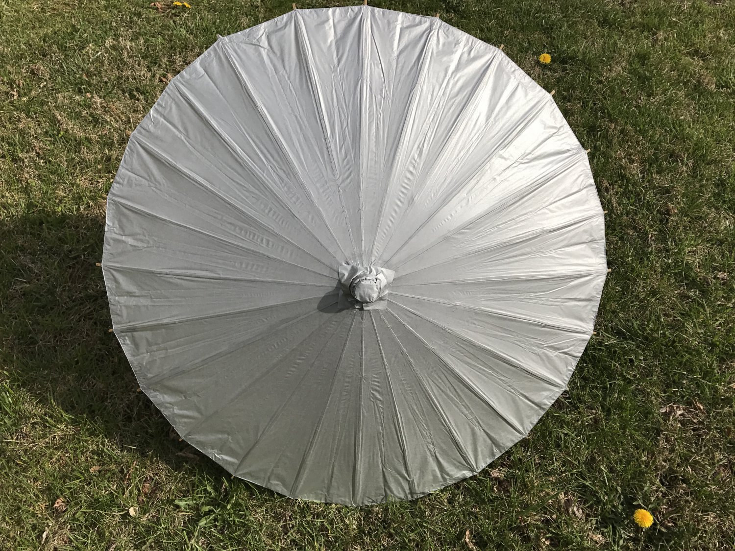 Silver Paper Parasol for Wedding Pictures, Paper Umbrella