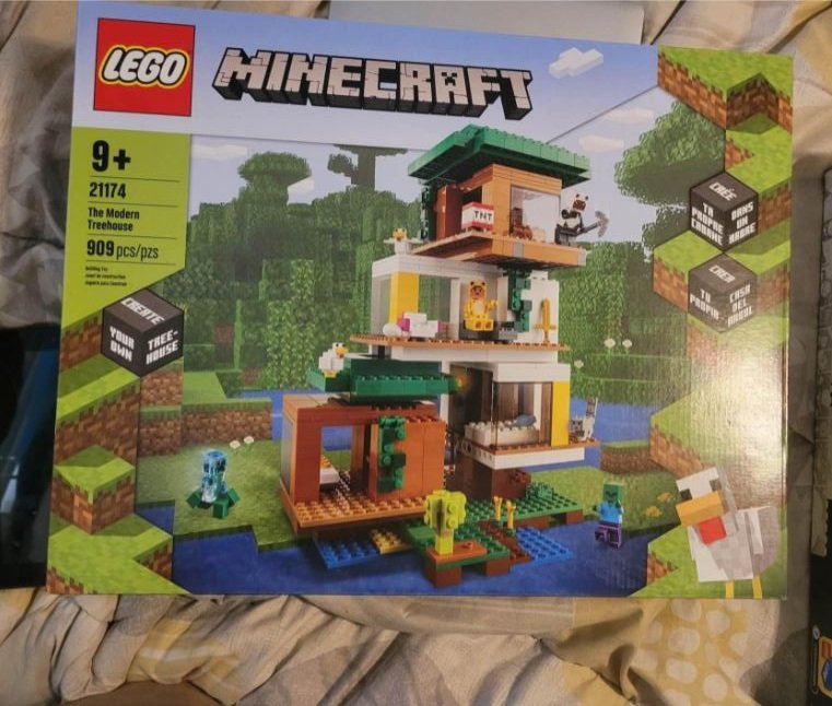 LEGO 21174 Minecraft The Modern Treehouse Building Kit (909 Pieces)