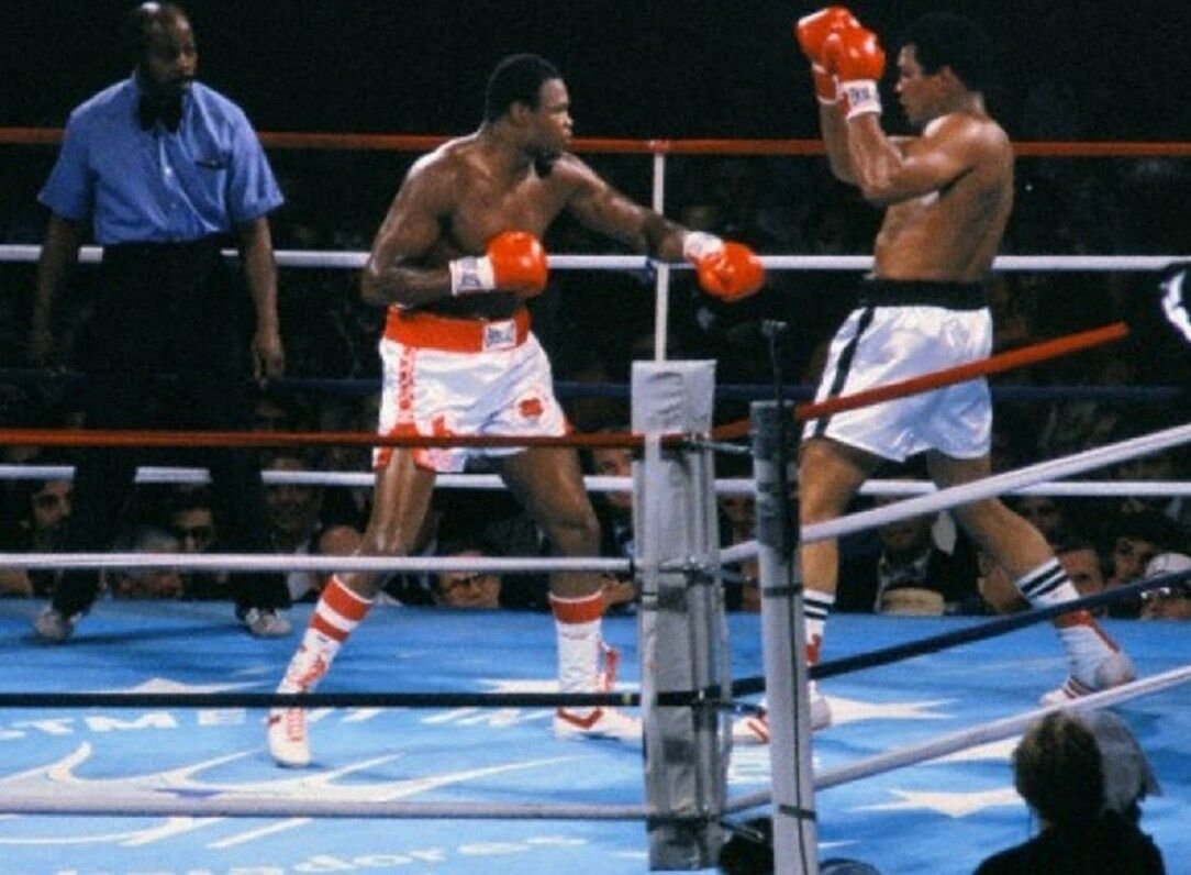 LARRY HOLMES VS MUHAMMAD ALI 8X10 PHOTO BOXING PICTURE