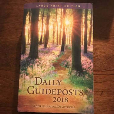 Daily Guideposts 2018 Large Print: A Spirit-Lifting Devotional Paperback &acirc;�� Large