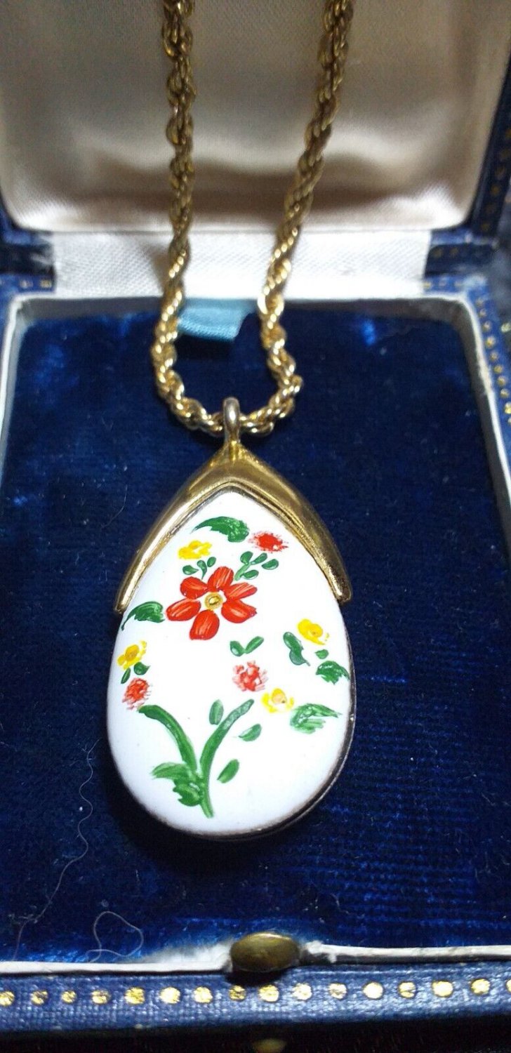 VINTAGE Gold Plated Rope Chain & White Pot/Ceramic Red Floral Painted PENDANT