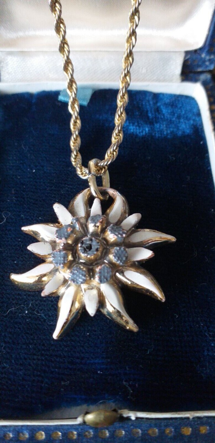 VINTAGE 22 ct Gold Plated Rope Chain Grey/Cream Painted Edelweiss Floral PENDANT
