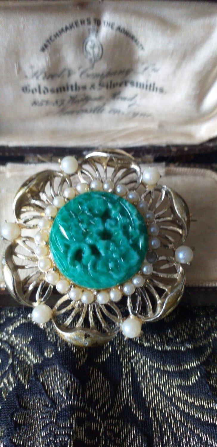 VINTAGE Rare Signed Exquisite Pearl & Pressed Floral Green/Peking Glass BROOCH