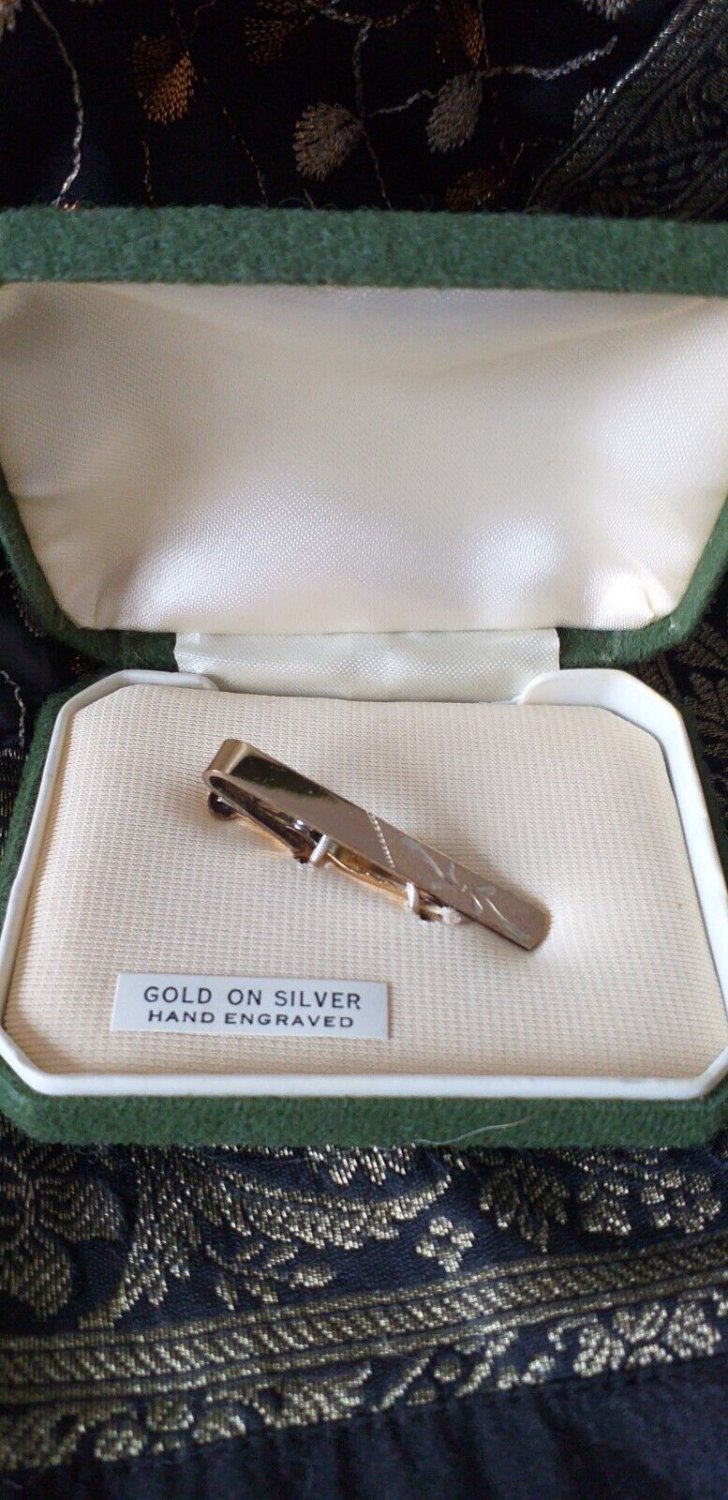 Vintage  9ct GOLD on SOLID SILVER Hand Engraved TIE CLIP In Original Green Box.